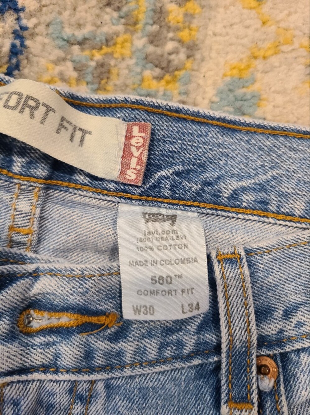 Vintage Levi's 560 Comfort Fit light-wash denim jeans - size W30 L34 - Picture 2 of 7